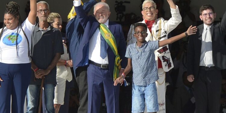 Empossado, Lula reassume compromisso de cuidar dos brasileiros