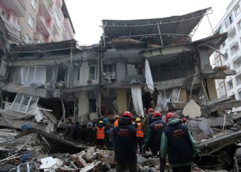 Número de mortos na Turquia e na Síria após terremoto chega a 3,7 mil