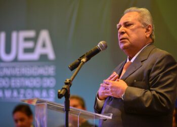 UEA presta homenagem ao seu criador, Amazonino Armando Mendes