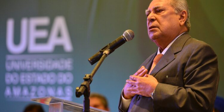 UEA presta homenagem ao seu criador, Amazonino Armando Mendes