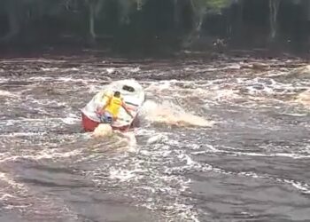 No Amazonas, bombeiros resgatam banhista em corredeira