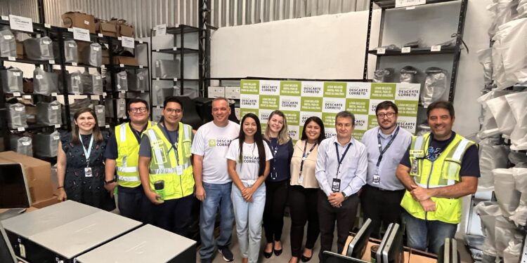 Manaus Airport doa computadores que beneficiarão comunidades remotas na Amazônia