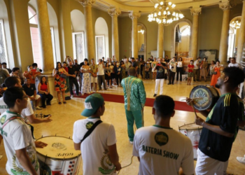 Sarau Carnavalesco leva alegria da temporada ao Teatro Amazonas