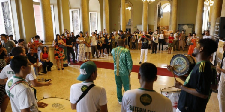 Sarau Carnavalesco leva alegria da temporada ao Teatro Amazonas