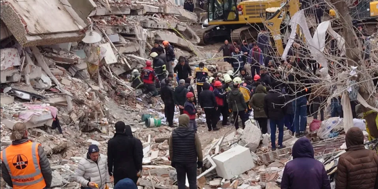 Terremoto deixa mais de 1.200 mortos e milhares de feridos na Turquia e na Síria