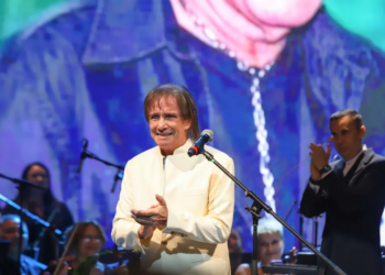 No Teatro Amazonas, Roberto Carlos e Erasmo Carlos são homenageados com Prêmio Nobel Verde