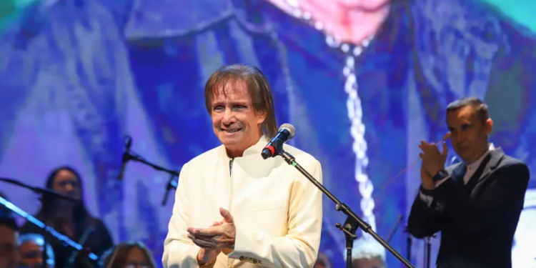 No Teatro Amazonas, Roberto Carlos e Erasmo Carlos são homenageados com Prêmio Nobel Verde