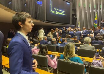 ‘Prometo honrar cada voto dado a mim pelos amazonenses’, diz Amom após ser empossado