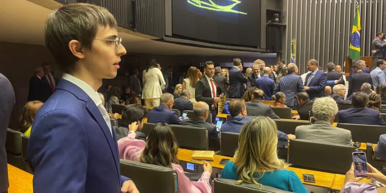 ‘Prometo honrar cada voto dado a mim pelos amazonenses’, diz Amom após ser empossado