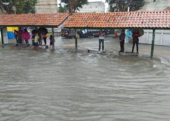 Forte temporal deixa ruas de Manaus alagadas