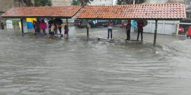 Forte temporal deixa ruas de Manaus alagadas