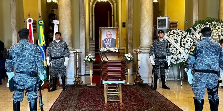 Ex-governador Amazonino é velado no Teatro Amazonas