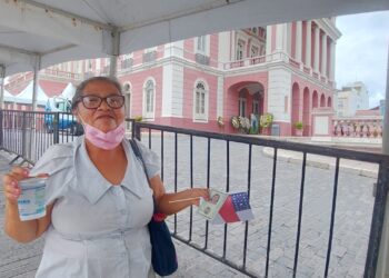 Docente diz que viajou 130 quilômetros para agradecer sua formação a Amazonino