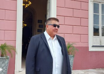 Docente diz que viajou 130 quilômetros para agradecer sua formação a Amazonino