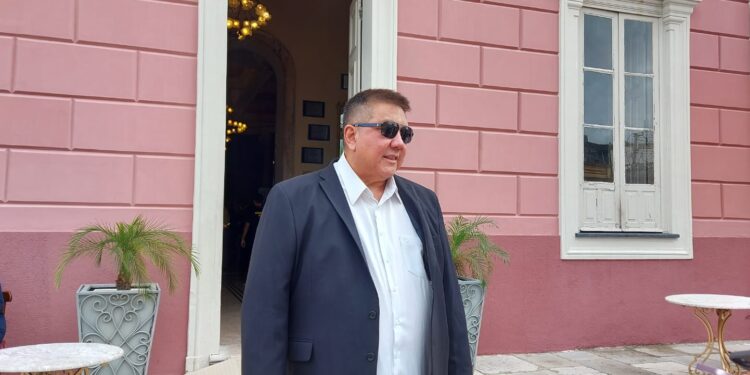 Docente diz que viajou 130 quilômetros para agradecer sua formação a Amazonino
