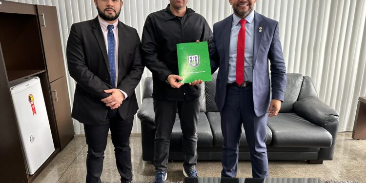 Na polícia, presidente da FAF entrega dossiê e pede investigações contra o Iranduba