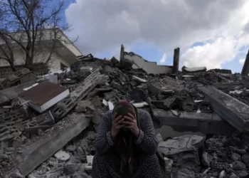 Tremores continuam após terremoto na Síria e na Turquia; mortes ultrapassam 7 mil