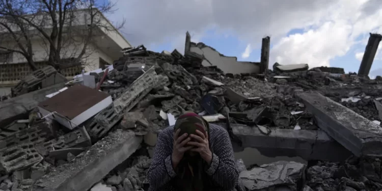 Tremores continuam após terremoto na Síria e na Turquia; mortes ultrapassam 7 mil