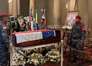 Autoridades participam de cerimônia fúnebre em homenagem a Amazonino