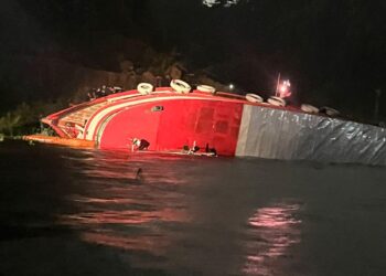 Manaus: Bombeiros resgatam passageiros após naufrágio de embarcação