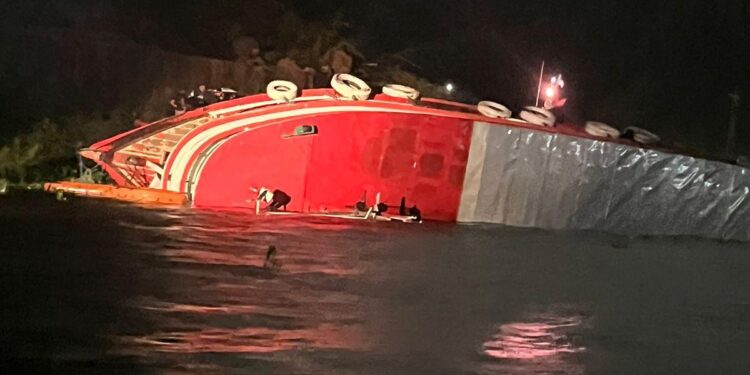 Manaus: Bombeiros resgatam passageiros após naufrágio de embarcação