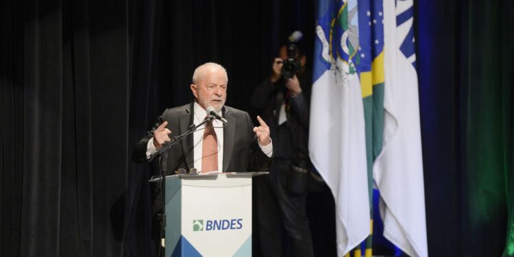 Lula diz que não há justificativa para Selic estar em 13,75% ao ano