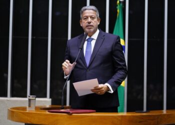 Arthur Lira é reeleito presidente da Câmara com 464 votos