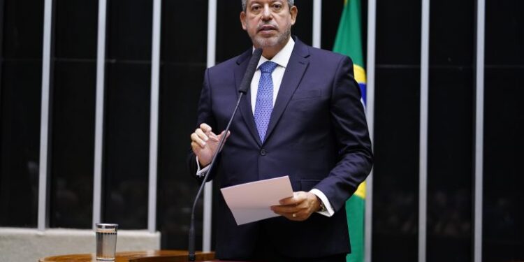 Arthur Lira é reeleito presidente da Câmara com 464 votos