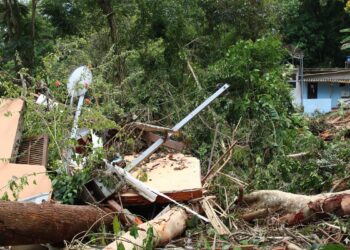 Sobe para 54 número de mortos após chuvas no litoral norte paulista
