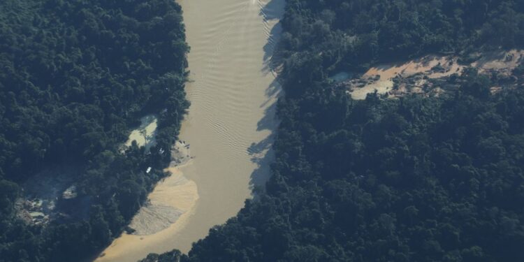 Base federal em aldeia indígena é alvo de ataque de garimpeiros