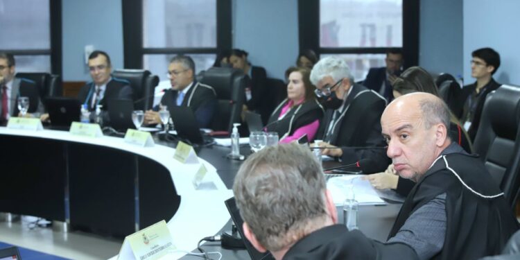 TCE-AM multa ex-titular da Seinfra e ex-pefeito por convênio ilegal