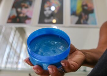 Anvisa proíbe venda de todas as pomadas para modelar e trançar cabelos