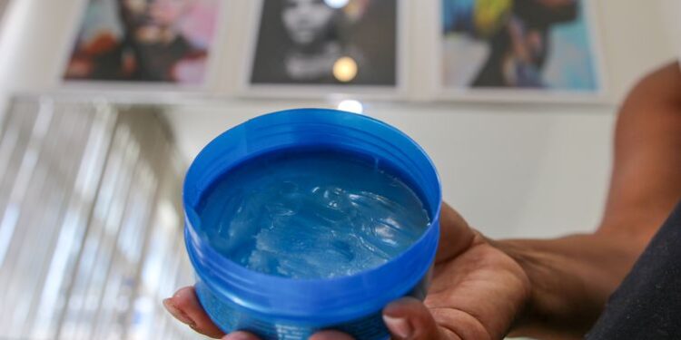 Anvisa proíbe venda de todas as pomadas para modelar e trançar cabelos