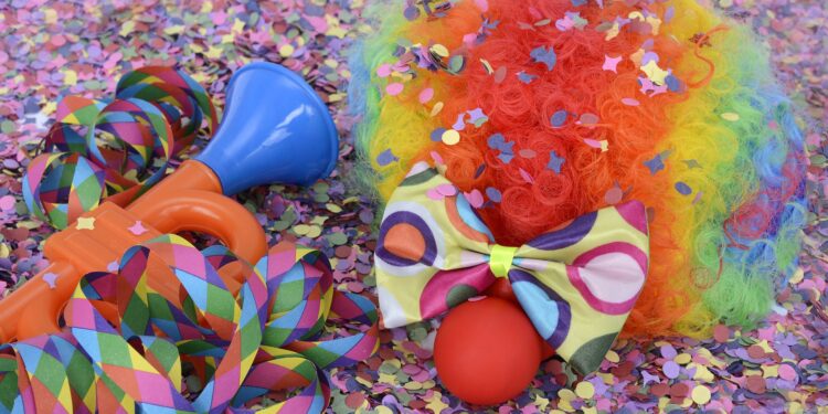 lBloco da Folia é opção de diversão para a terceira idade no Millennium Shopping