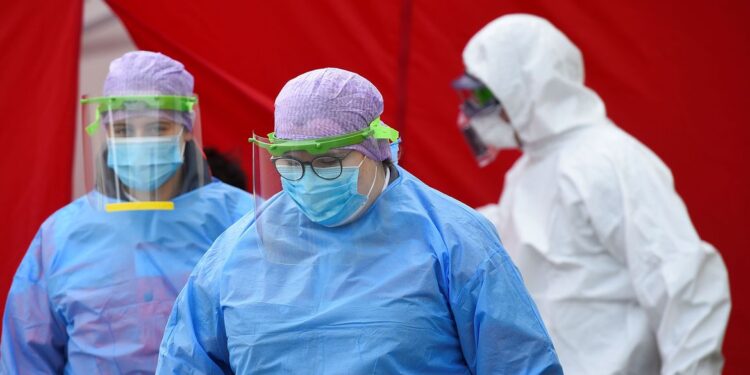 Em 3 anos de pandemia de covid-19, ciência e vírus evoluíram