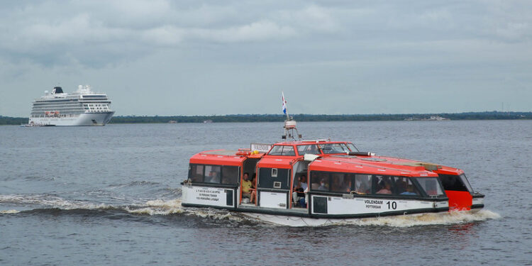 Navio ‘Volendam’ chega a Manaus com mais de 2 mil turistas