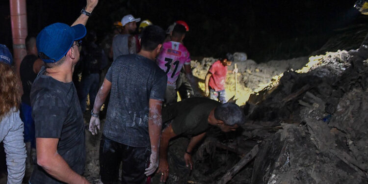 Deslizamento de terra deixa 8 mortos em Manaus; quatro vítimas são crianças