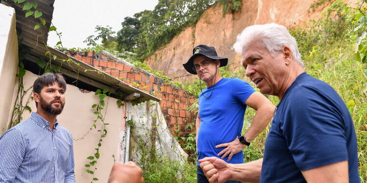 Prefeitura diz que fará obra emergencial para conter erosão no conjunto Boas Novas