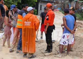 Mais de 40 ocorrências foram registradas durante forte chuva em Manaus