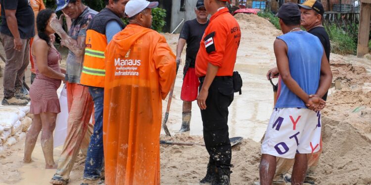 Mais de 40 ocorrências foram registradas durante forte chuva em Manaus