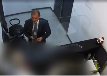 Vídeo mostra momento em que enviado de Bolsonaro tenta retirar joias de aeroporto