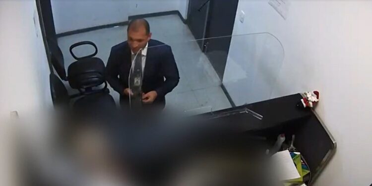 Vídeo mostra momento em que enviado de Bolsonaro tenta retirar joias de aeroporto