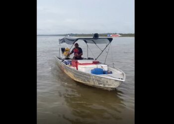 Sorvete na canoa: Empreendedor busca clientes em lagos e rios da Amazônia