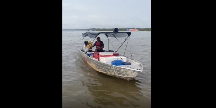 Sorvete na canoa: Empreendedor busca clientes em lagos e rios da Amazônia