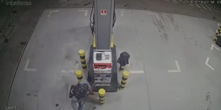 Bandidos tentam explodir cofre em posto de gasolina em Manaus