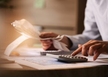 SPC e CNDL apontam que inadimplência no Brasil cresceu e média das dívidas é de R$ 3.895