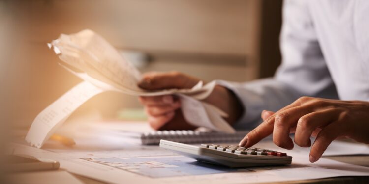 SPC e CNDL apontam que inadimplência no Brasil cresceu e média das dívidas é de R$ 3.895