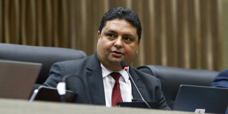 Caio André critica falta de saneamento básico em bairros de Manaus