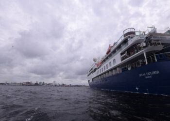 Navio Cruzeiro Ocean Explorer chegou a Manaus com turistas de 15 países diferentes