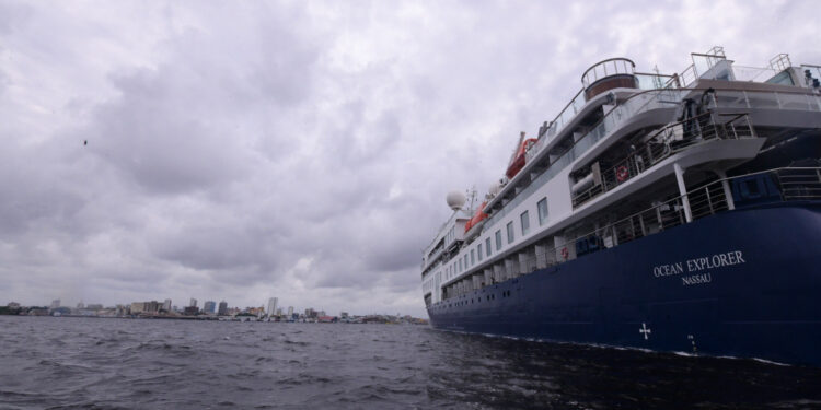 Navio Cruzeiro Ocean Explorer chegou a Manaus com turistas de 15 países diferentes